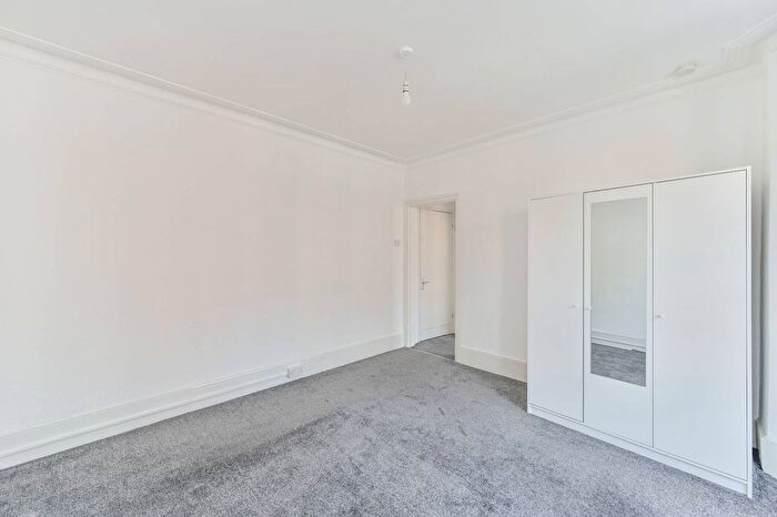 4 Bedroom Flat To Rent In Hackford Road, Oval, London, SW9