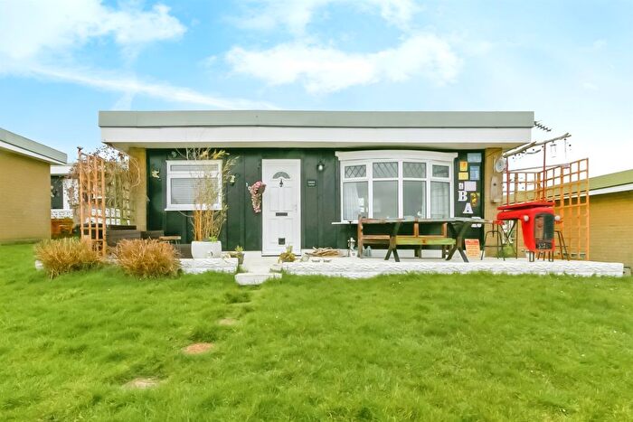 2 Bedroom Mobile/park Home For Sale In Fort Road, Lavernock, Penarth, CF64