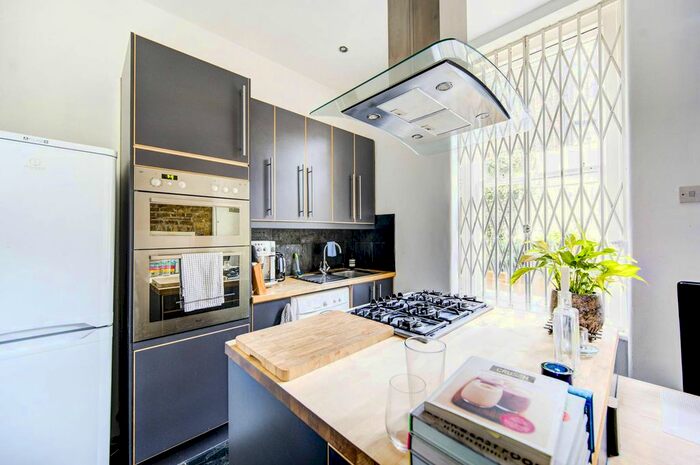 2 Bedroom Flat To Rent In New Kings Road, Parsons Green, London, SW6