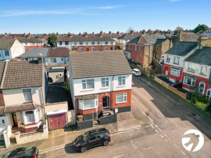 4 Bedroom Detached House To Rent In Beaconsfield Road, Chatham, Kent, ME4