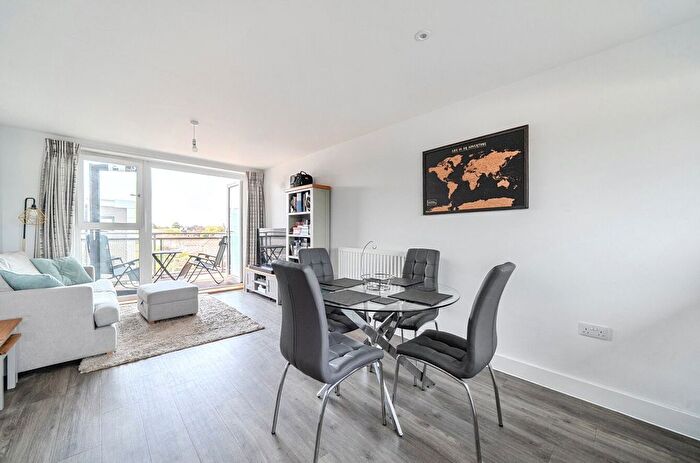 1 Bedroom Flat For Sale In Mole Road, Hersham, Walton On Thames, KT12