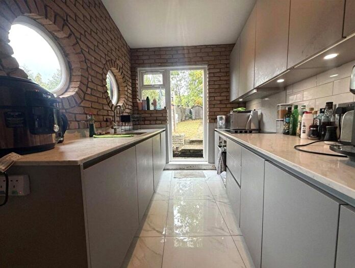 4 Bedroom Detached House To Rent In Hutton Grove, London, N12