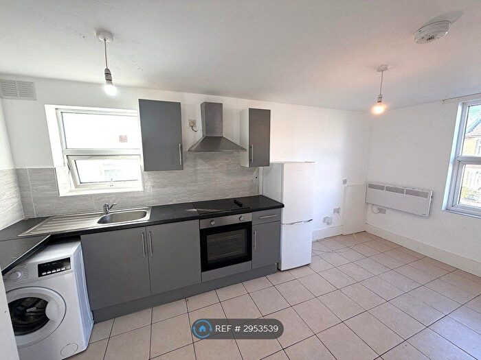2 Bedroom Flat To Rent In Holmesdale Road, London, SE25