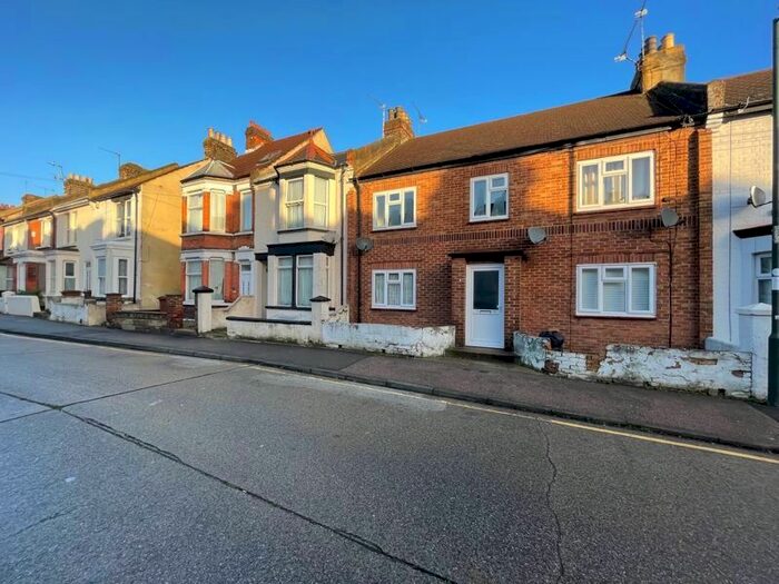 1 Bedroom Flat To Rent In Balmoral Road, Gillingham, ME7