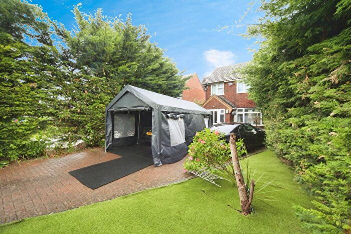 4 Bedroom Semi-Detached House For Sale In Sundon Park Road, Luton, LU3