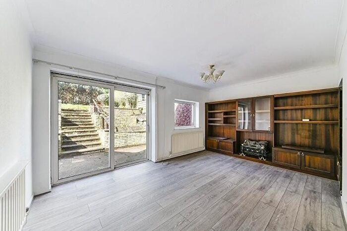 3 Bedroom Semi-Detached House To Rent In The Hook, Barnet, EN5