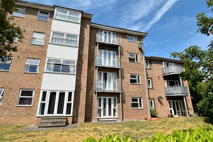 1 Bedroom Flat To Rent In Ash Tree Close, Surbiton, KT6