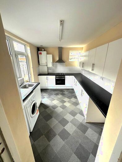 Terraced House To Rent In Hows Close, Cowley, Uxbridge, UB8