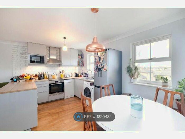 2 Bedroom Flat To Rent In Middleton House, London, SE15