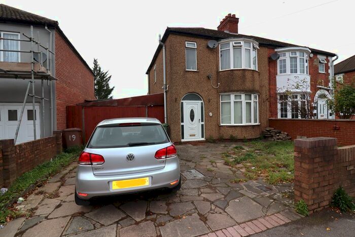 4 Bedroom Semi-Detached House To Rent In Woodland Avenue, Luton, LU3
