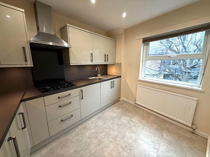 1 Bedroom Flat To Rent In Horseshoe Lane, Enfield, EN2