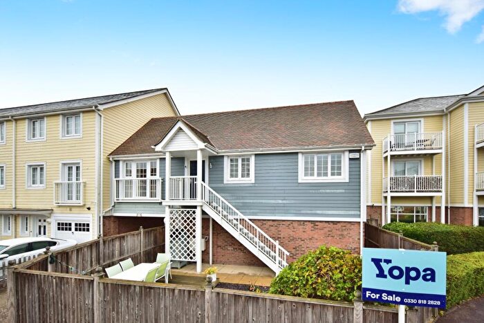 2 Bedroom Character Property For Sale In Higham Avenue, Snodland, ME6