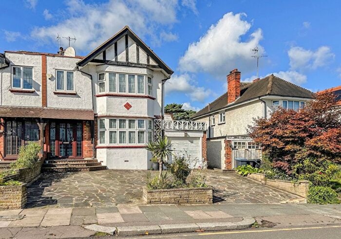 4 Bedroom Semi-Detached House For Sale In Brookdale, London, N11