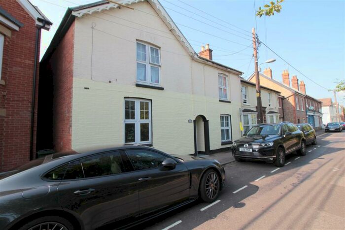 1 Bedroom Flat To Rent In Springfield Road, Southgate, RH11