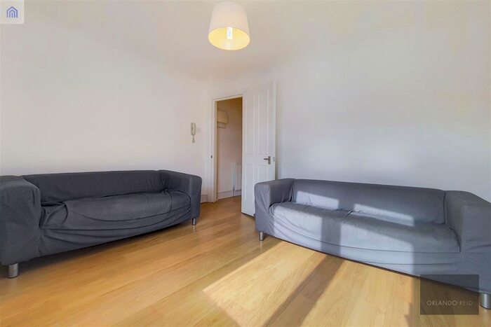 2 Bedroom Flat To Rent In Clapham High Street, London, SW4