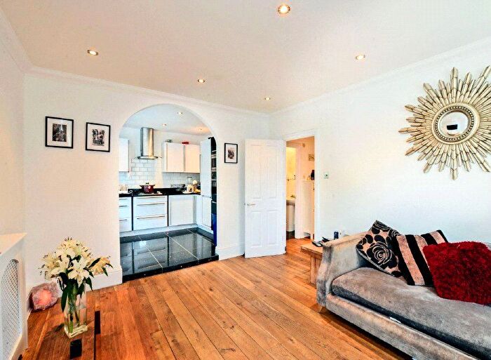 2 Bedroom Flat To Rent In High Street, Hampton Hill, TW12
