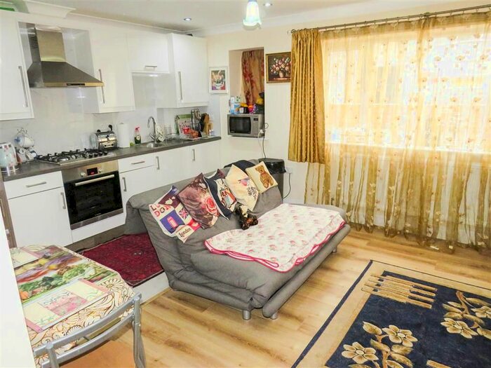 Studio To Rent In High Street, Slough SL1