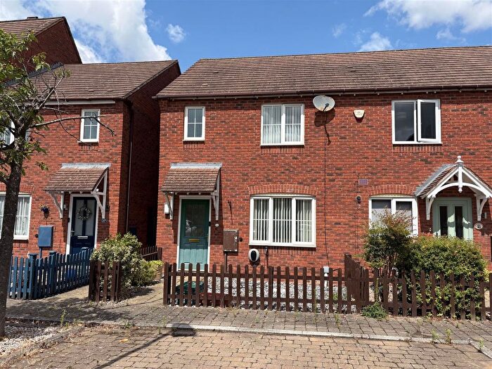 3 Bedroom Terraced House To Rent In Paddock Way, Hinckley, LE10