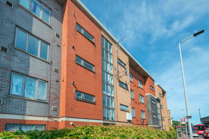 2 Bedroom Apartment To Rent In Aberdeen Road, Edmonton, N18