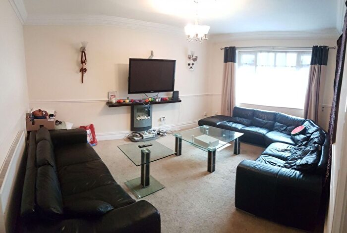 10 Bedroom Semi-Detached House To Rent In Kingswood Road, Manchester, M14