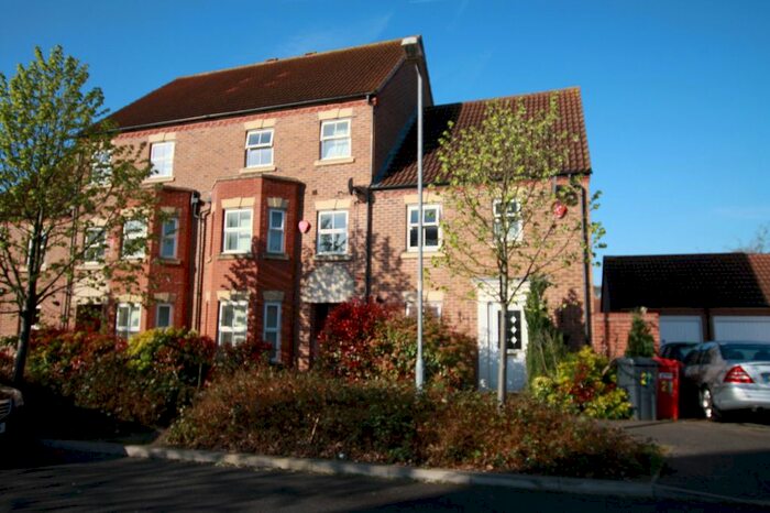 3 Bedroom Town House To Rent In James Meadow, Langley, Slough, SL3