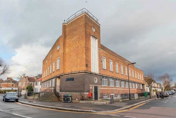 3 Bedroom Apartment To Rent In Francis Road, Leyton, E10