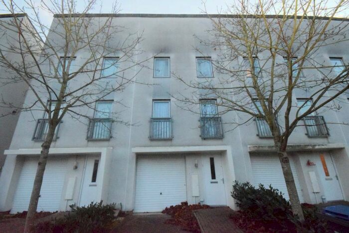 3 Bedroom House To Rent In Aviation Avenue, Hatfield, AL10