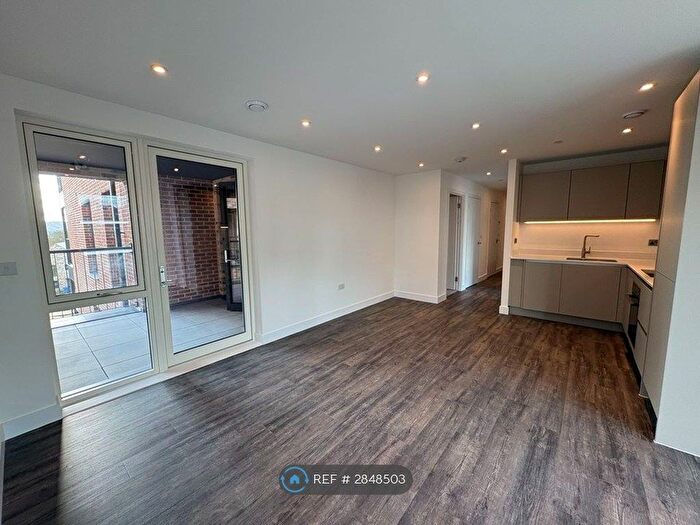 3 Bedroom Flat To Rent In Shillingford House, Oxford, OX2