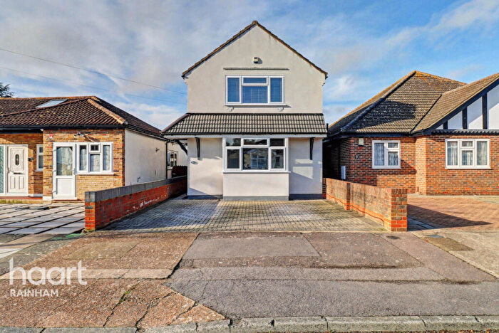 3 Bedroom Detached House For Sale In Sunningdale Road, Rainham, RM13