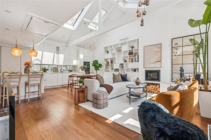 3 Bedroom Detached House For Sale In Colville Mews, London, W11