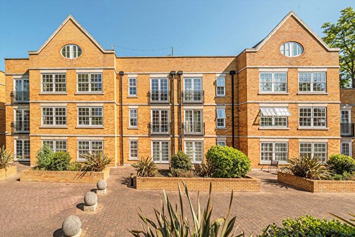 1 Bedroom Flat To Rent In Twickenham Road, Old Isleworth, TW7