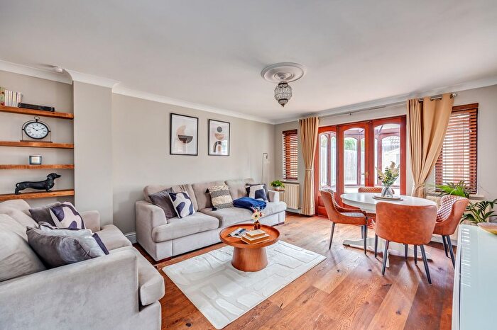 3 Bedroom Flat To Rent In Shenley Church End, MK5