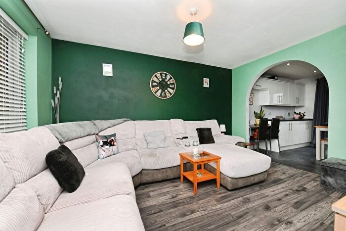 3 Bedroom Terraced House For Sale In Noakes Avenue, Chelmsford, CM2