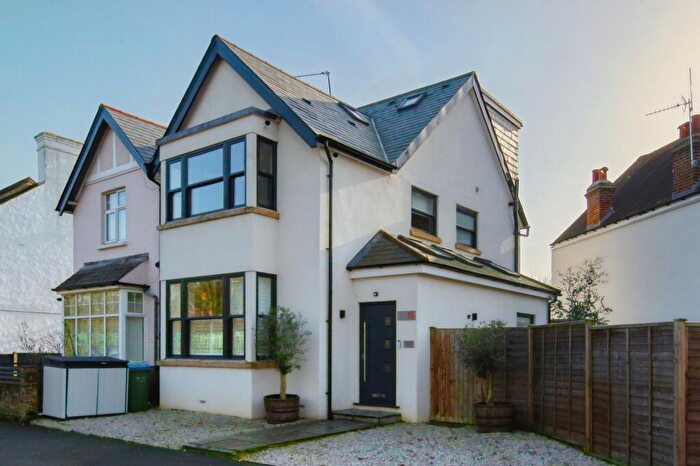 4 Bedroom Semi Detached House For Sale In Vicarage Road, Hampton Wick, KT1