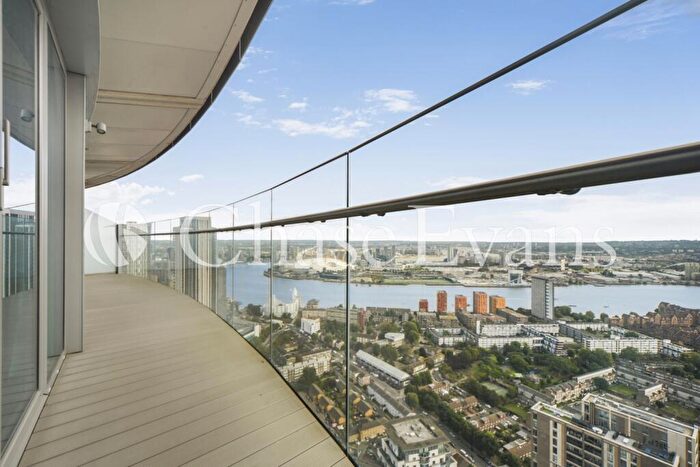 2 Bedroom Flat For Sale In Crossharbour Plaza, Canary Wharf, London, E14