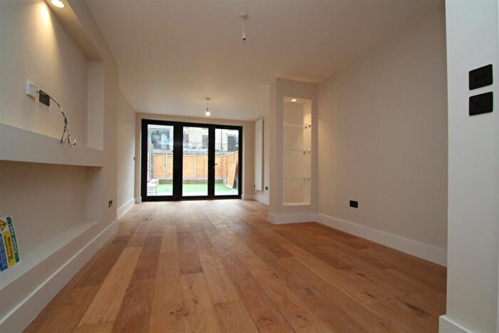 1 Bedroom Flat To Rent In Bow Common Lane, London, E3