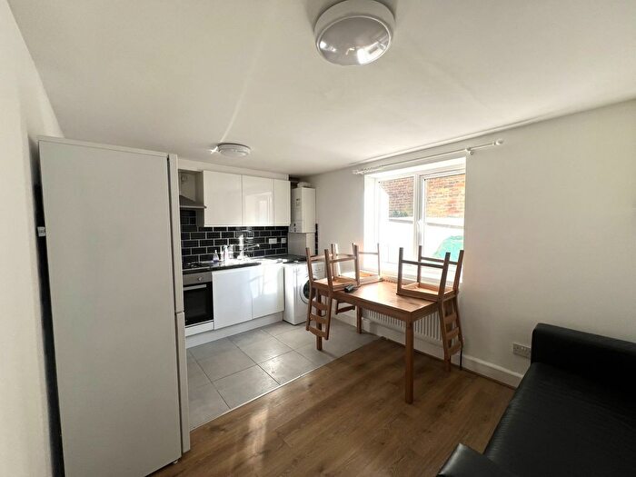 2 Bedroom Flat To Rent In Longley Road, SW17