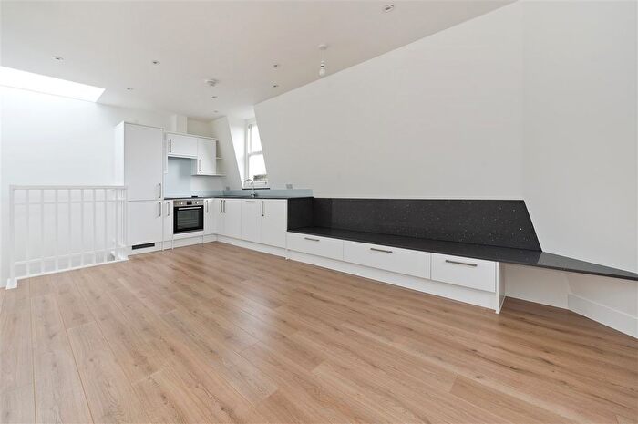1 Bedroom Flat To Rent In Goldhawk Road, London, W12