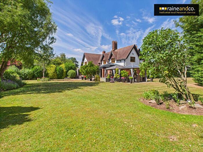 3 Bedroom Semi-Detached House For Sale In Home Farm Road, Brookmans Park, AL9