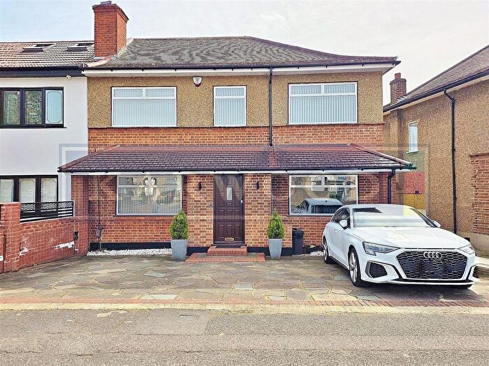 4 Bedroom Semi-Detached House For Sale In Kingshill Avenue, Hayes, UB4