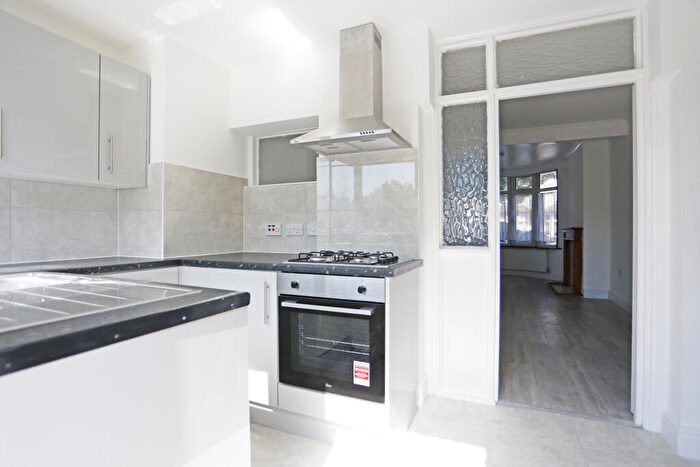 3 Bedroom Terraced House For Sale In Sunningdale Avenue, Rainham, Havering, RM13