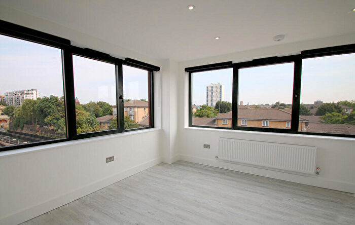 2 Bedroom Flat To Rent In Glebe Road, Flat, Hackney, E8