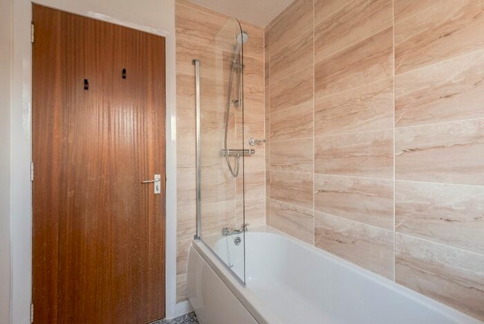 1 Bedroom Flat To Rent In West Winnelstrae, Inverleith, Edinburgh, EH5