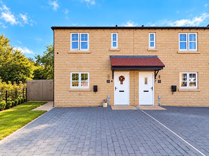 3 Bedroom Semi-Detached House For Sale In Waddle Road, Micklefield, LS25