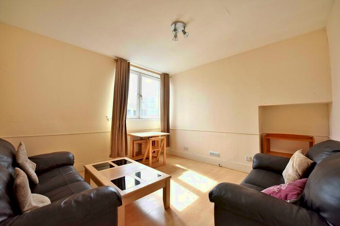 1 Bedroom Flat To Rent In Rosebank Place. Top Floor Right, AB10