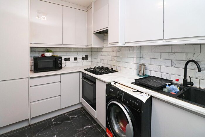 3 Bedroom Flat To Rent In Phipps Bridge Road, CR4