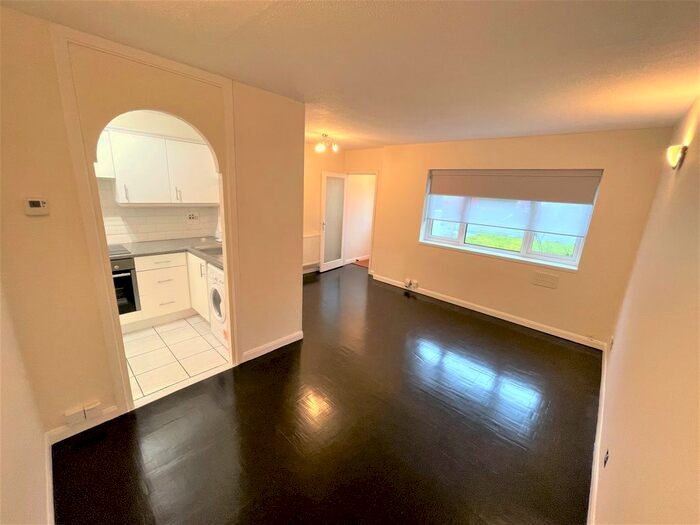 1 Bedroom Flat To Rent In Harriet Way, Bushey Heath, Herts, WD23