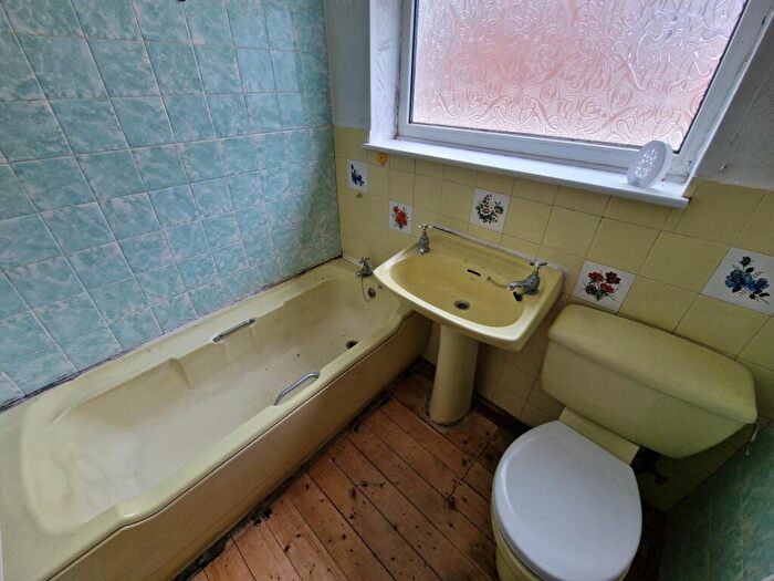 2 Bedroom Bungalow For Sale In Craven Drive, Cleckheaton, BD19