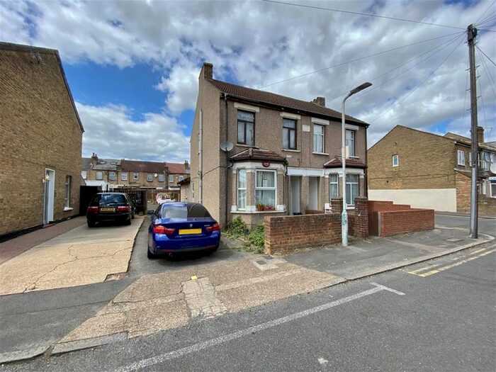 2 Bedroom Maisonette To Rent In Cromwell Road, Hayes, Middlesex, UB3