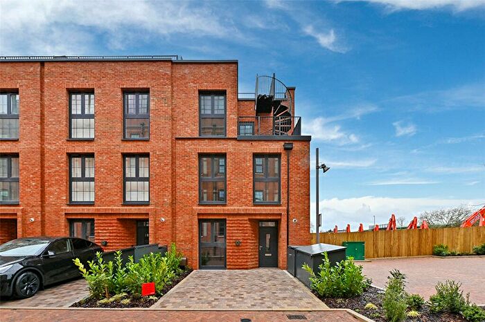 4 Bedroom End Of Terrace House To Rent In Heritage Walk, Slough, SL1